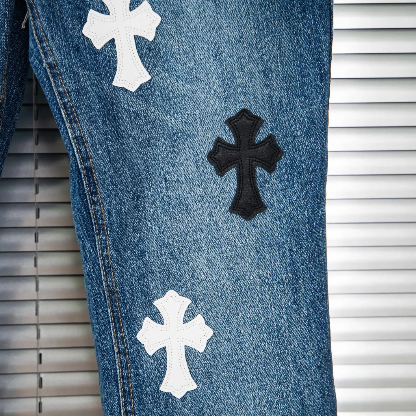 P240 Chrome Hearts Chrome Hearts blue pants, black and white multi-leather jeans, multi-leather label work jeans, ch jeans, all need to be washed and then disassembled and hand-stitched with sheepskin cross leather and then spliced to complete. The whole process is too complicated to describe. About Chrome Hearts This is an extremely luxurious fashion brand that can also be called the nobility of the high street. It has always been an exclusive brand for some hipsters or rich second generations. Compared with ordinary high streets, it is more luxurious and noble. Compared with luxury brands, it is more fashionable and individual. It has always been a brand that I have a special liking for. Style number: 1790# Color: blue Size: 28 30 32 34 36